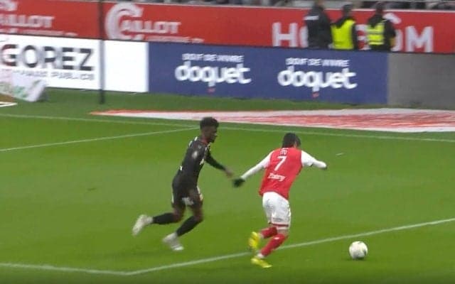 「無敵スピード！」「怖すぎだろ…」伊東純也が緩急を駆使した“変態ドリブル”を炸裂する瞬間　相手DFを恐怖に陥れる駆け引き→一気に急加速して爆速突破