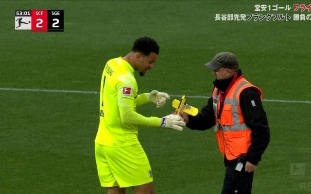 堂安律も激怒！「一線を越えてる」ラジコン飛行機の乱入で試合中断の異常事態…ブンデスリーガ・ファン抗議活動が暴走して選手もファンもうんざり「やりすぎ…」