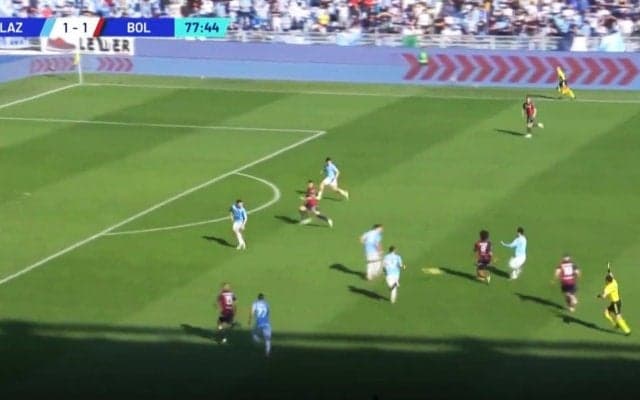 鎌田大地も騙された…仰天ノールックパス→鮮烈ボレーゴールがSNSで話題沸騰！移籍市場で大注目FWに「うわ、そっち」「ラツィオを完全に振り回した」など感嘆の声