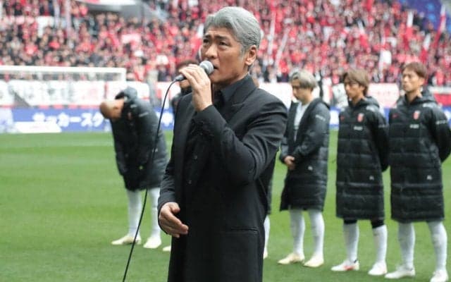 スタンドは騒然！ 吉川晃司さんが地元・広島の新スタジアムでJリーグ開幕を告げる国歌独唱「光栄です」