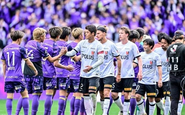 「浦和サポーターも吉川晃司にはざわついたな」広島と浦和の試合に突如現れた吉川晃司にスタジアム騒然！「突然の吉川晃司に動揺した」「さすがにスタジアムがどよめいた」の声