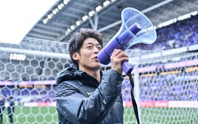 「この臨場感 半端ない」Jリーグ公式が公開した、J1広島の新スタジアムのピッチレベルでの「ゴール＆祝福場面」にファン興奮！ ピッチ間際で撮影された特別映像