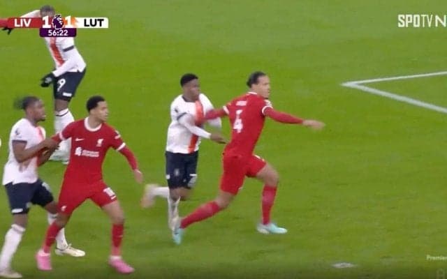 「ぶつかったら死ぬだろ…」「怖すぎる」走りながら人を吹っ飛ばす！世界最高DFが猛突進→ド迫力“弾丸ヘッド弾”を炸裂した瞬間　リバプールの頼れるアニキがチームを着火させる一撃