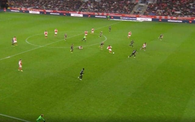 「変態パス！」「これはエグい」伊東純也が美しすぎる“神スルーパス”を炸裂した瞬間　正確無比のコントロールで守備陣を一気に崩壊させた圧巻テクニック