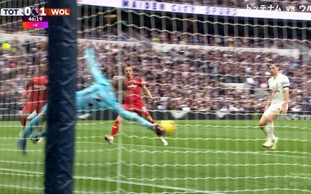 「バケモンや」「それ止めるか」トッテナム守護神の“神業セーブ”に絶賛の嵐！驚異的シュートストップに地元メディアもチーム最高評価「素晴らしい反応」