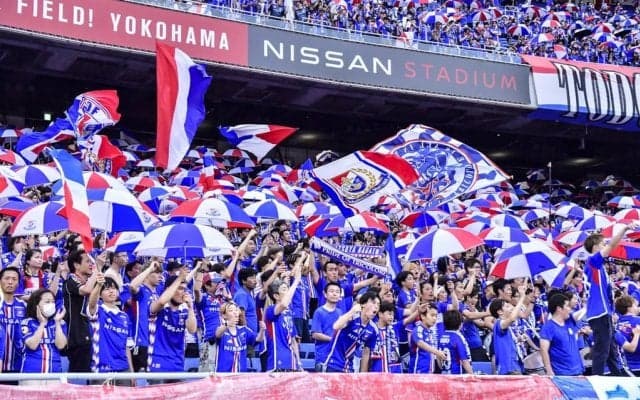 「パニックバイの予感…！」横浜FMの開幕記念“1993復刻グッズ”が「エモい」と話題！「若かりし時のマリノス君と黄色のNISSANがいいな」「これは買うわ！」の声