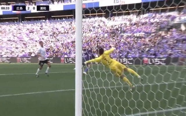 「えぐい」元日本代表が見せた神の左手！浦和・西川周作の美しすぎるワンハンドセーブの瞬間　絶体絶命を救った超絶プレーにファン歓喜「これ止めれるの」「西川が神すぎる」