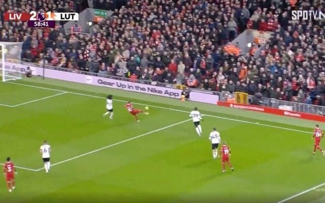 「変態キック！」「速すぎるだろ」リバプール遠藤航の“頼れる相棒”が衝撃の超高速ボレークロスを炸裂した瞬間　アルゼンチン代表MFの“天才的スーパーアシスト”にスタジアム騒然！