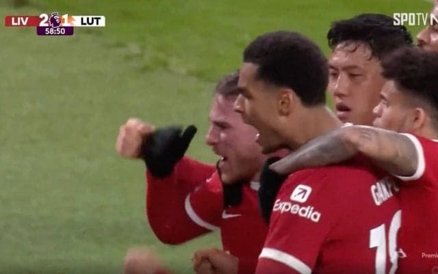 「めちゃくちゃ怖い！」「怒ってる？」リバプール遠藤航の気合いが入りすぎている衝撃シーン　逆転ゴールの歓喜の輪の中で表情がスゴすぎる瞬間