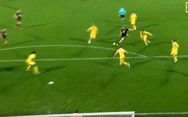 本当に18歳のDF？ 急加速ドリブル→卓越ミドル→クリロナ・ポーズでスタジアム歓喜！ローマ神童の衝撃ゴラッソが話題「なんてこった」「美しい」