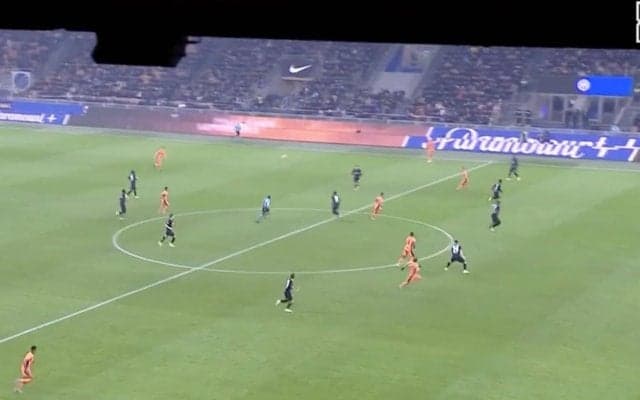 「ゲームより凄い」大バズりの“レーザービーム・パス”がブラボーすぎた瞬間！セリエA最高額DFの驚愕フィードに海外ファンは「破壊的」「足で出したとは思えない」