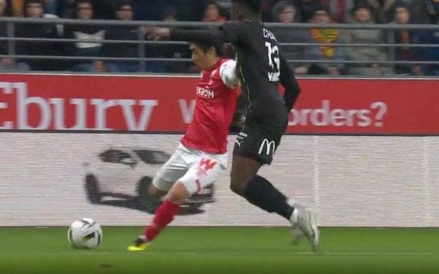 「速すぎて見えねえ…」「エグすぎる」伊東純也が爆速ドリブル→美しい“超高速グラウンダークロス”を炸裂した瞬間　ゴール前まで一瞬で切り裂いたスーパーアシスト