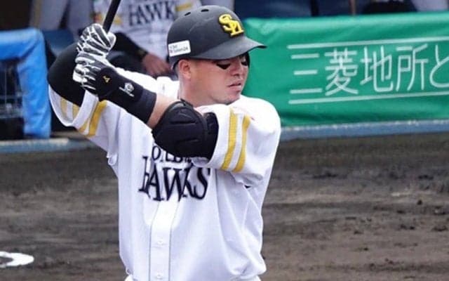 鷹・山川が移籍後“初本塁打”　完璧2ランに場内大歓声…柳田と「どすこい！」披露