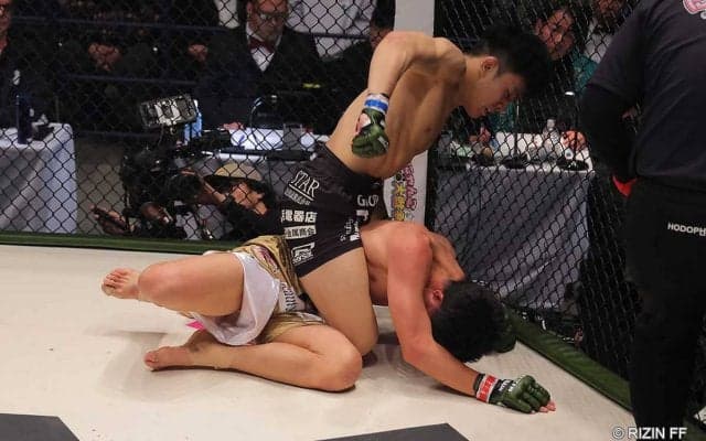 【RIZIN】「顔が紫色に……」“Z世代の超新星”がエルボーで瀧澤謙太にTKO勝ち「止めるの遅すぎ」の声も