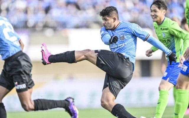 「そりゃキーパーも引っ張っちゃうね」J1川崎FWエリソンの「理不尽ゴール」に広がる驚きと戦慄！「マジで闘牛！」「破壊力マシマシ猛牛戦車」などの声