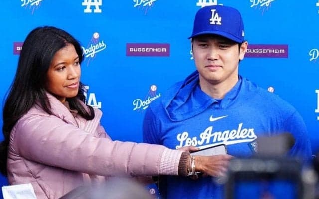 メジャーリーガーと同じ視線…女性レポーターが「大きい」　“唯一”見上げるド軍選手