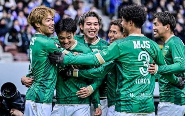 【東京Vと横浜FMの国立決戦で5万がどよめいた2つのゴール(1)】「俺、30年前もこれ取材したんだよね」と現場の声も出た伝統の一戦。退場の可能性もあった“3分16秒後”の直接FK