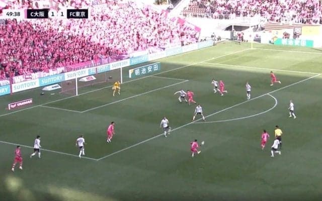 「変態パス！」「めっちゃ上手い」香川真司が神タッチ→美しすぎる“超絶パス”を炸裂した瞬間　守備陣の間を切り裂くスーパープレーにファン大興奮！