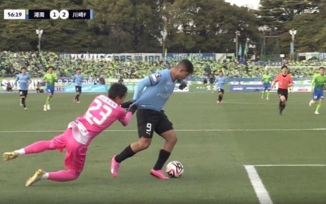 もはや交通事故レベル！「死ぬだろ…」「エグすぎる」GKを引きずりながらドリブル突破→豪快ゴールを炸裂した瞬間　川崎フロンターレ新加入のブラジル人FWのエグすぎる強靭フィジカル
