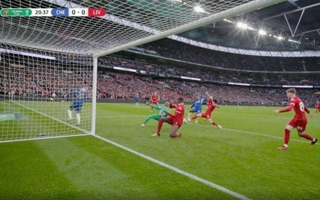 「日本人の誇り」「もはや伝説」リバプール遠藤航がゴール前の大ピンチを阻止する“高速タックル”を炸裂した瞬間　カラバオ杯優勝に導いた“鉄人”に海外メディアが高評価