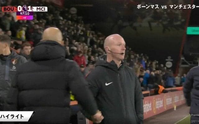 「仲悪すぎるだろ」「殴りそうだな」お前の顔も見たくねえ！ 因縁の2人に起きた問題シーン　誤審疑惑の審判 vs ブチギレたマンC監督が試合終了後に目も合わさずに握手