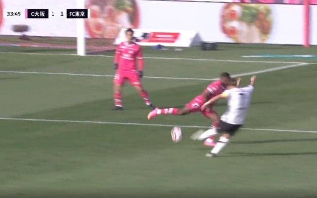 「日本代表の未来！」「速すぎて見えねえ…」FC東京・松木玖生の爆速すぎる“低弾道レーザービームパス”が炸裂した瞬間　DF陣を一瞬で引き裂いたスーパーアシストにスタジアム騒然