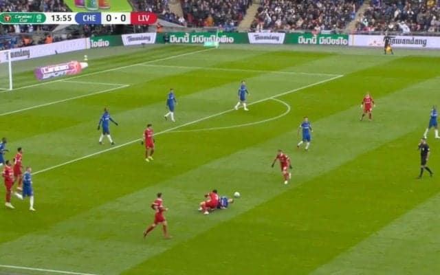 「怖すぎる！」「死ぬだろ…」リバプール遠藤航がボールを狙わず“報復タックル”を炸裂した瞬間　ファウル上等！チーム1位のデュエル王同士の激しすぎる中盤の攻防