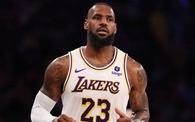 これまでのキャリア21年目の選手たちとは“別格”のプレーを見せるレブロン・ジェームズ