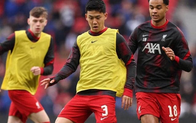 優勝貢献の遠藤航が松葉杖姿!? 試合後の姿が話題に…ファン騒然「犠牲が大きすぎる」「これは笑えない」