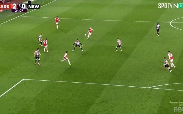 「変態パス」「天井から見てる？」アーセナル司令塔の“美しすぎるプレアシスト”が脚光！地元メディアもチーム最高評価「中盤の核としてショーを演出した」