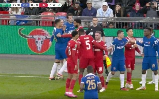 大乱闘が発生！遠藤航も仲裁に入る緊急事態… リバプールvsチェルシー両軍が入り乱れる衝撃シーン　殺人タックル炸裂→激しい“どつきあい”が起きた瞬間