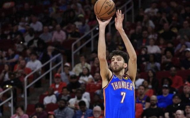 チェット・ホルムグレンが150ブロックと3ポイント100本成功を達成した史上初のルーキーに