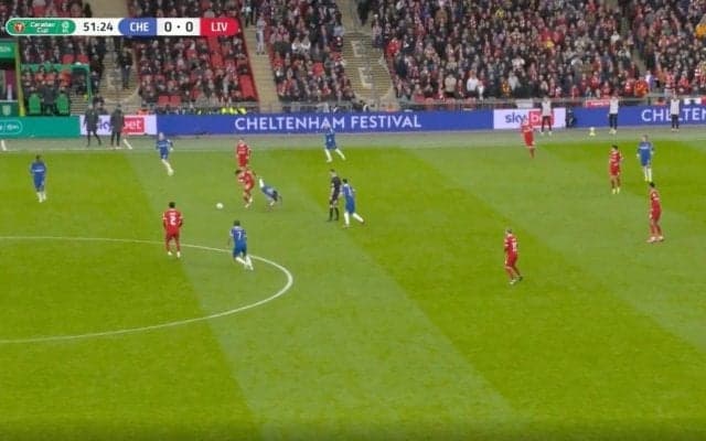 「吹っ飛ばした！」「勝負ついたな」遠藤航が“因縁の宿敵”を潰す→返り討ち“強烈タックル”を炸裂した瞬間　リバプールを裏切った男に完全勝利でファン大興奮！