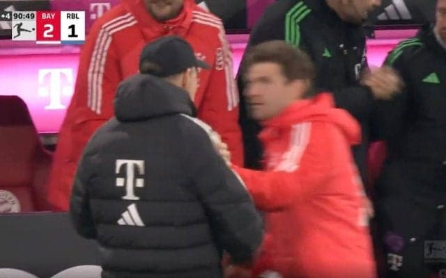 「大丈夫かよ」「ヤバくない？」“不仲説がある2人”を現地カメラが映した… チームのレジェンドが退任決定の監督に近づいた瞬間　試合終了間際のシーンに視聴者騒然！