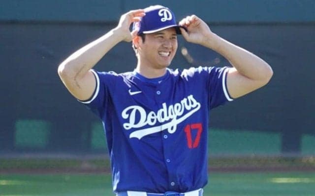 異次元の角度…水原氏イジリが生んだ“驚異の体勢”　大谷翔平が「さすがの背筋」