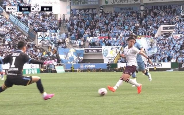 「明後日むいてるw」元日本代表・川島永嗣を欺く股抜き“ノールック”シュート炸裂！ 立ちはだかる守護神の目前であからさまに目線をそらしながら完璧フィニッシュの瞬間「ノールック過ぎる」