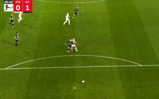 「ふざけるな！」「わざとだろ」堂安律が狙い撃ちされる…ボール関係なしに無用な危険チャージを仕掛けたアウクスブルクFWにファン激怒「ひど」「どつかれた」