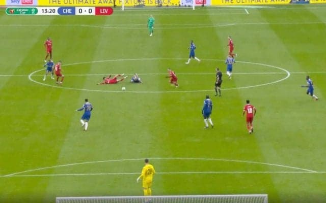 「日本のサムライ」「なんて選手だ…」リバプール遠藤航が激しい潰し合いに勝利→“決死のスライディングパス”を炸裂した瞬間　解説者を唸らせた局面を変えた一撃