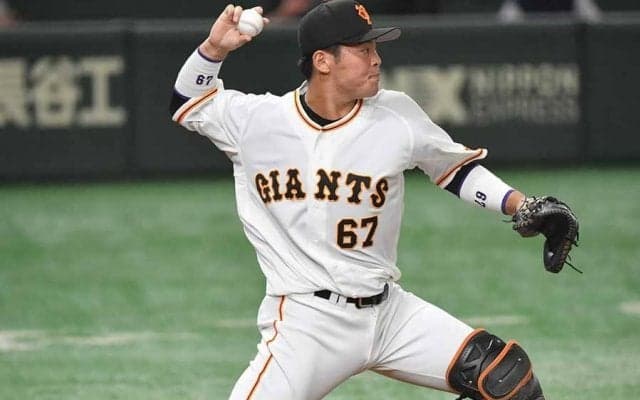 巨人22歳の“座ったまま牽制”に騒然「えぐいなあ」　衝撃の爆肩「メジャーの捕手か」