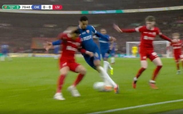 もはや交通事故レベル！「死ぬだろ…」「強すぎるな」 リバプール遠藤航が“捨て身タックル”で爆速ドリブルと正面衝突！　鉄人すぎる“デュエル王”の魂のディフェンス