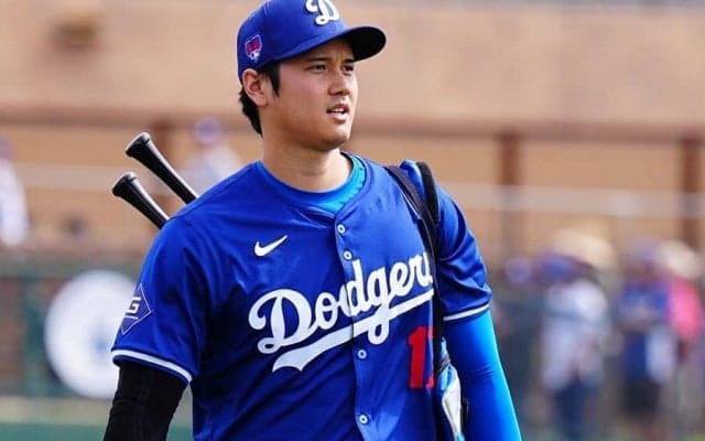 大谷翔平、球場入りに場内喝采　エ軍時代の同僚と交流で笑顔…ファンには“神対応”