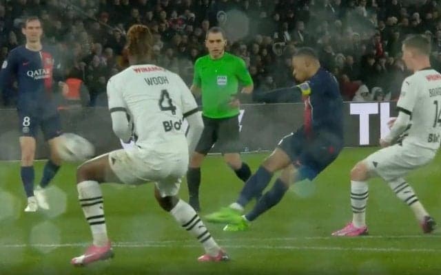 「もはや暴力！」「怖すぎる」怪物エンバペが“殺人級”ダイレクト弾丸シュートを炸裂した瞬間　5シーズン連続得点王のコースを狙った強烈な一撃