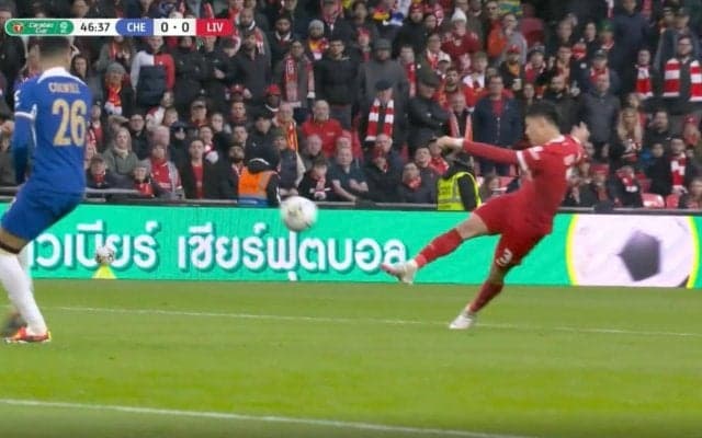 「鳥肌立った」「弾速ヤバすぎる」リバプール遠藤航が豪快な“弾丸ボレーシュート”を炸裂した瞬間　相手ゴールを脅かした強烈な一撃にスタジアム大熱狂！