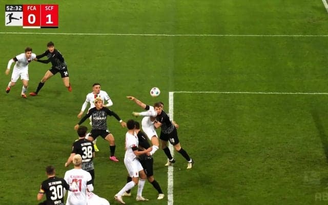 堂安律も見た格闘技クラスの衝撃シーン！顔面に膝と足が直撃→ドイツ代表DFが悶絶…ファウル問題児FWの危険プレーに「大丈夫か？」「いってぇ」などファンも心配