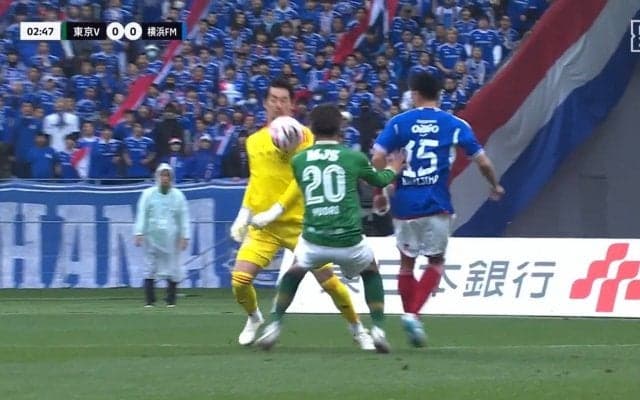 決定機阻止からの「ハンドなの？」J開幕戦、開始3分で起きたバチバチの肉弾戦　ペナルティエリアを飛び出したGKが相手とやりあいイエローカード→FKを奪われた決定的瞬間