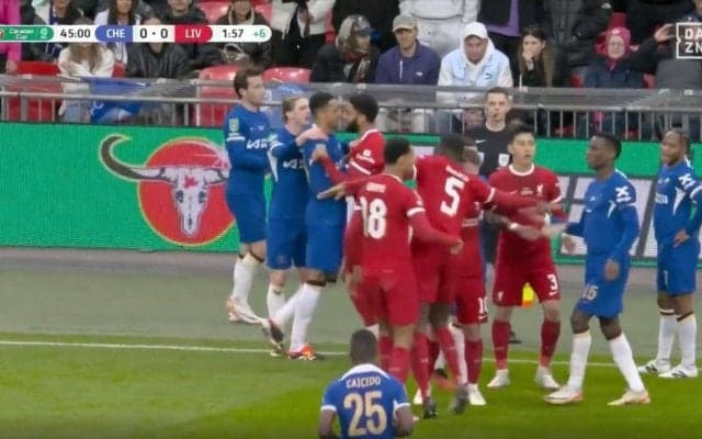 殺人タックルでの大乱闘に続き… 同時多発的に2度目の大乱闘が発生！ 止めに来た選手がブチギレ→メンチ切りから掴み合いで再び揉める瞬間　遠藤航も仲裁に入る緊急事態