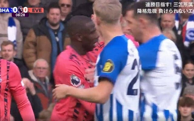 「怖すぎる」まさに一触即発！闘将と強面MFがバチバチのどつき合いから喧嘩上等のメンチ切り　ポジション争いで仲裁のはずがあわや大乱闘の瞬間