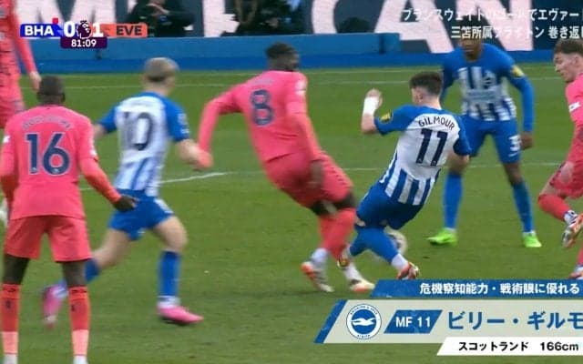 「狙ってますね」超危険タックル炸裂で一発レッド！勢いよく突っ込み、交錯した瞬間にわざと体重を乗せて足を踏みつける悪質プレーに「退場は妥当」