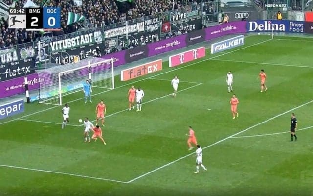 「戻ってきてるのかよ！」「ヒヤヒヤした」浅野拓磨が体を張った“強烈タックル”を炸裂した瞬間　全速力で帰陣→絶体絶命のピンチを阻止した“魂のディフェンス”	