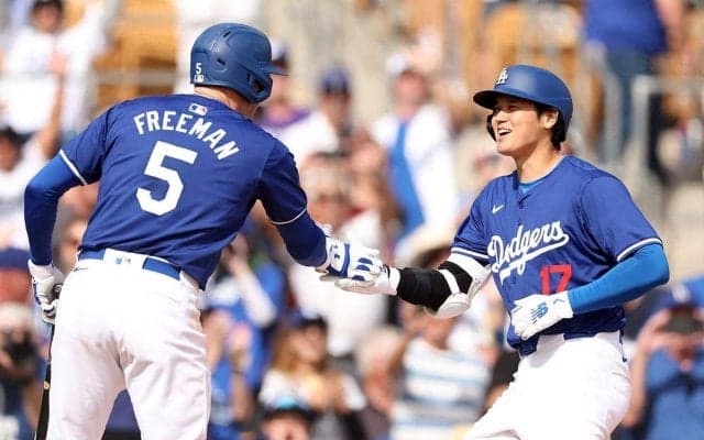 【MLB】大谷翔平、衝撃デビュー弾にフリーマンも笑顔の祝福「この光景には慣れる」　ベッツとの“MVPトリオ”がお披露目